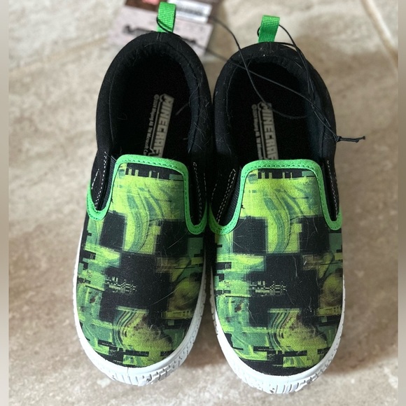💚💚-NWT Minecraft Kids Slip-On Shoes SZ 1💚💚 - Picture 1 of 8